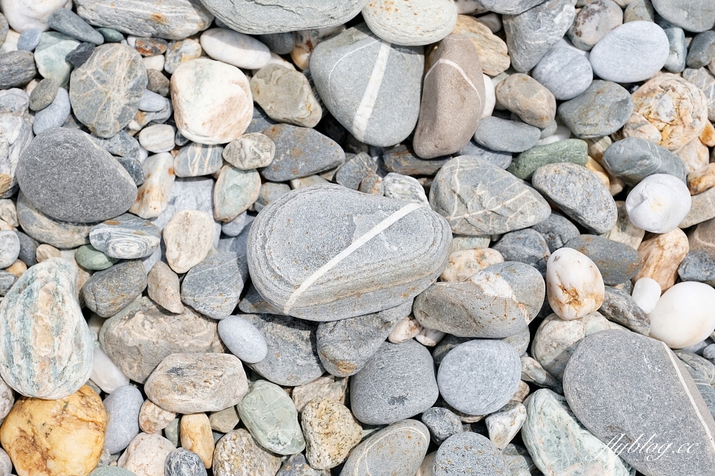 花蓮新城｜曼波海灘．花蓮看海秘境，可以玩石頭疊疊樂 @飛天璇的口袋