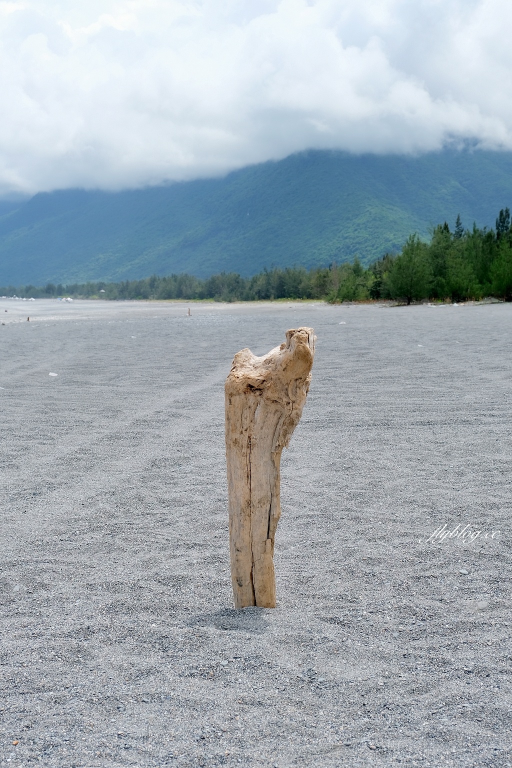 花蓮新城｜曼波海灘．花蓮看海秘境，可以玩石頭疊疊樂 @飛天璇的口袋