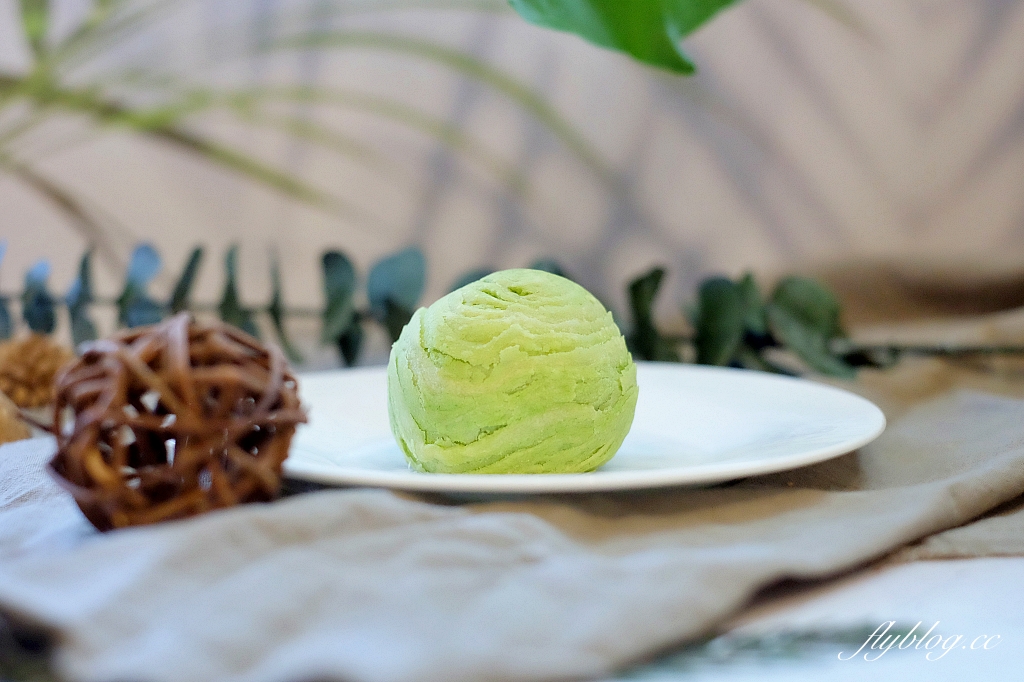 台南北區｜咿吉麵包坊．台南隱藏版蛋黃酥，流芯款的小月餅禮盒，週休二日的麵包店 @飛天璇的口袋