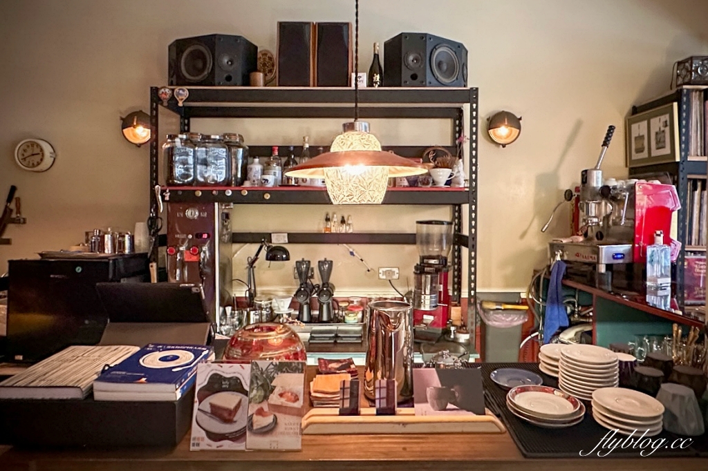 台北大同｜菸花Op.118.2．彷佛走入時光隧道，大稻埕迪化街復古咖啡館 @飛天璇的口袋