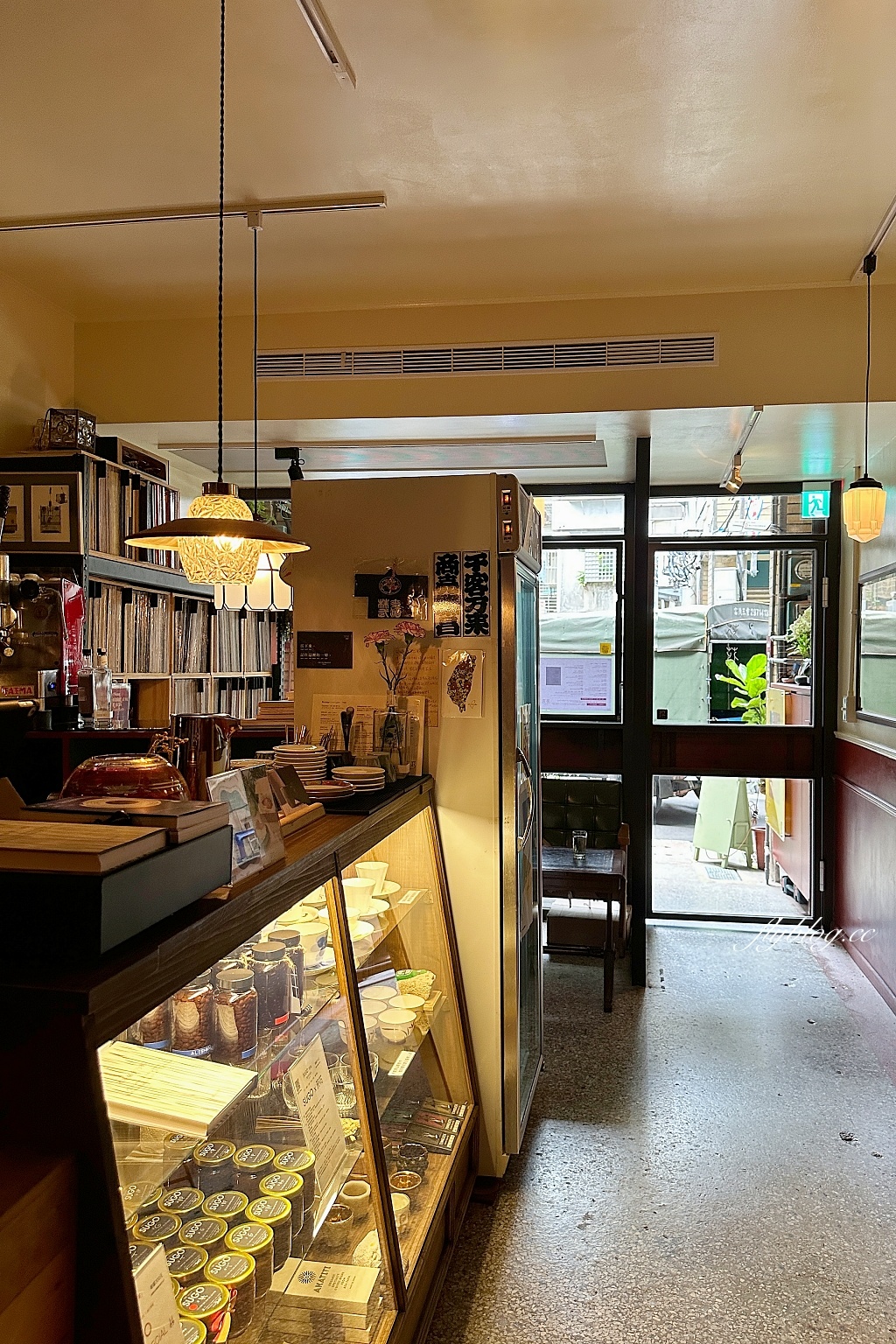 台北大同｜菸花Op.118.2．彷佛走入時光隧道，大稻埕迪化街復古咖啡館 @飛天璇的口袋