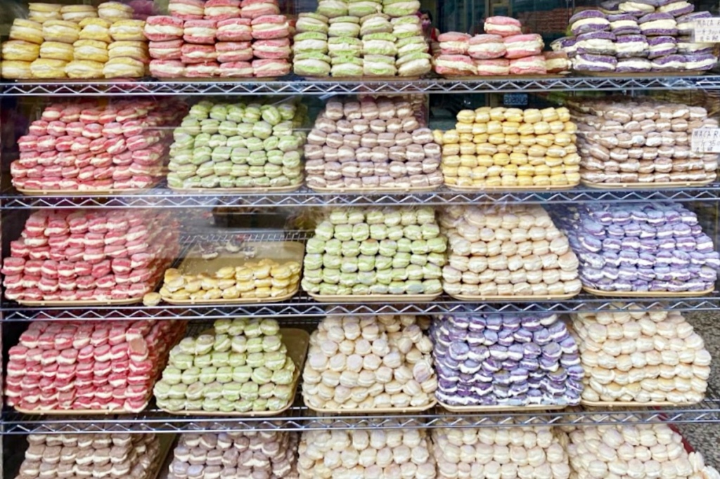 南投埔里｜惠豐麵包店．15公分巨大版馬卡龍，IG必拍彩色馬卡龍牆 @飛天璇的口袋