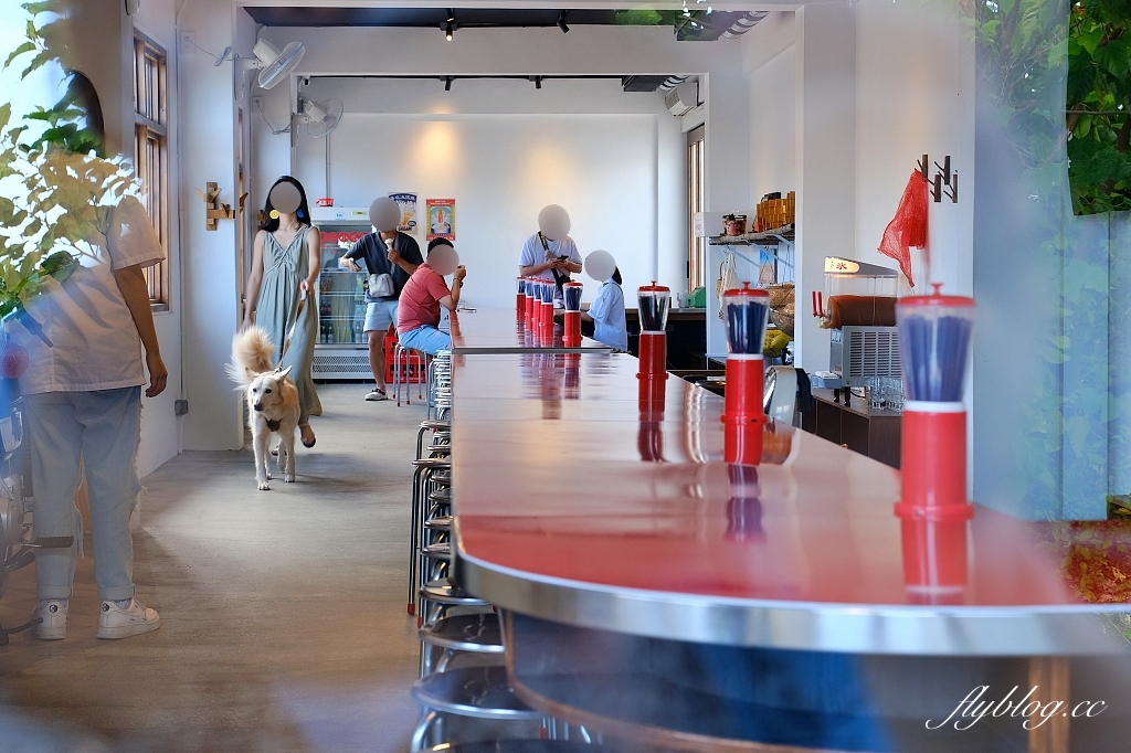 花蓮新城｜七星潭海鹽冰淇淋．花蓮魚刺人雞蛋糕對面，充滿沖繩風情的冰淇淋店 @飛天璇的口袋