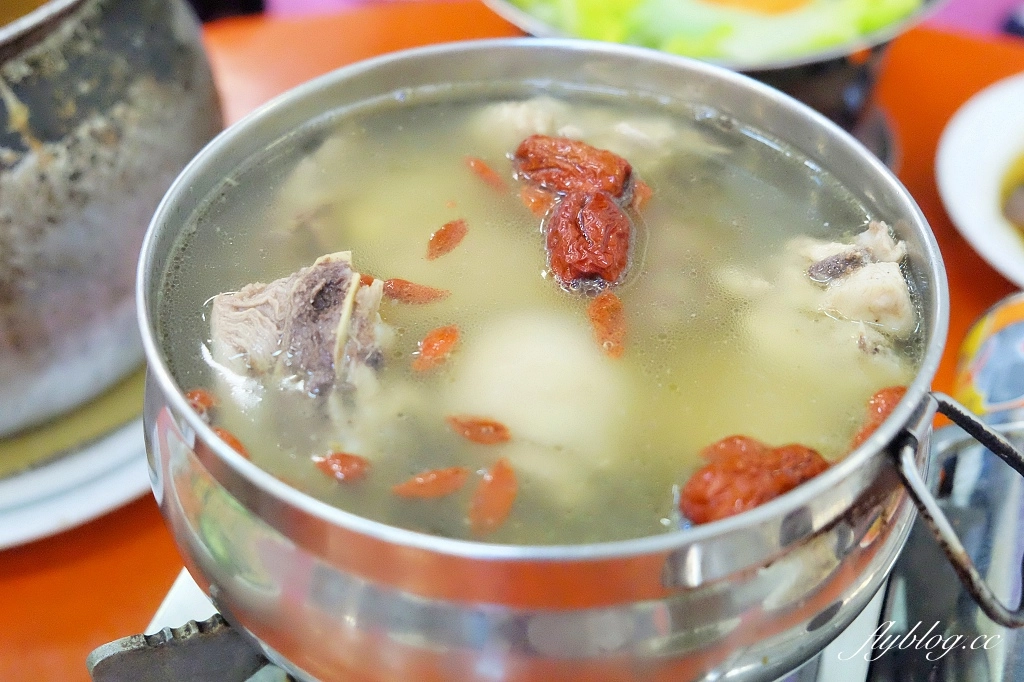 台中梧棲｜梧棲來來海鮮餐廳．梧棲高CP值海鮮熱炒，光是免費招待的就半桌了 @飛天璇的口袋