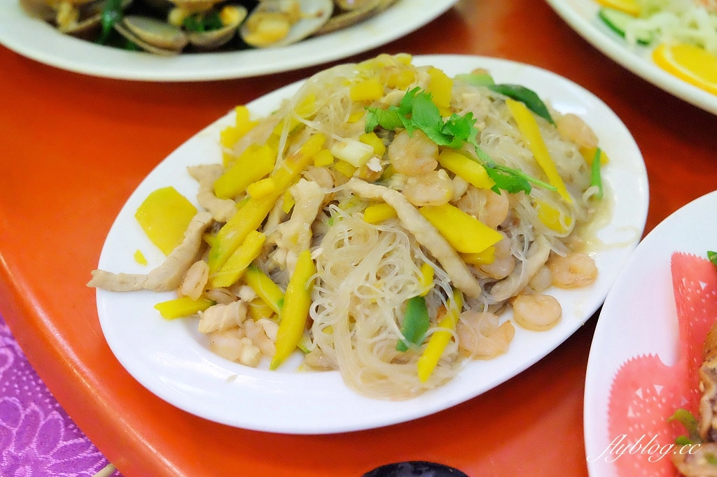 台中梧棲｜梧棲來來海鮮餐廳．梧棲高CP值海鮮熱炒，光是免費招待的就半桌了 @飛天璇的口袋