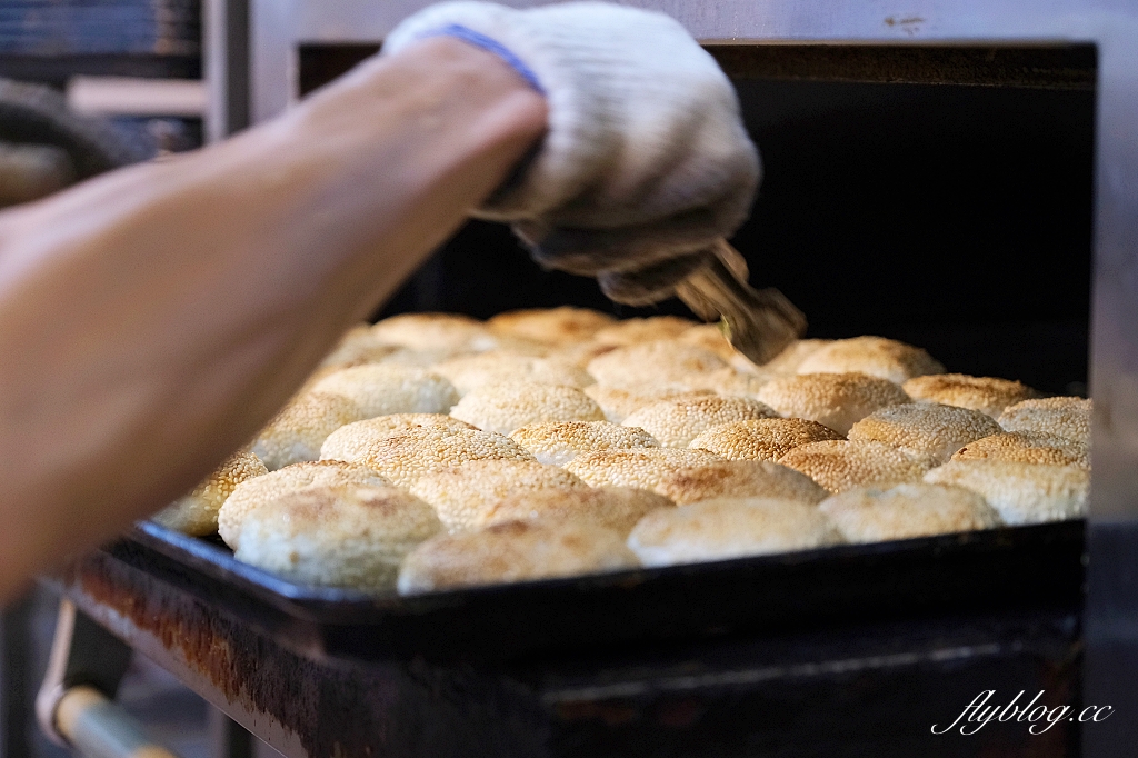 台北萬華｜萬大蟹殼黃．晚來吃不到，一個15元的美味，萬華20年老店 @飛天璇的口袋