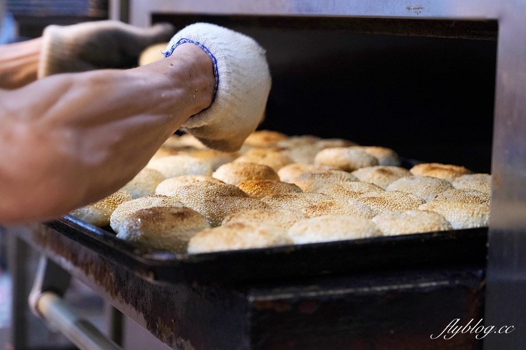 台北萬華｜萬大蟹殼黃．晚來吃不到，一個15元的美味，萬華20年老店 @飛天璇的口袋