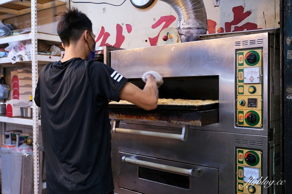 台北萬華｜萬大蟹殼黃．晚來吃不到，一個15元的美味，萬華20年老店 @飛天璇的口袋