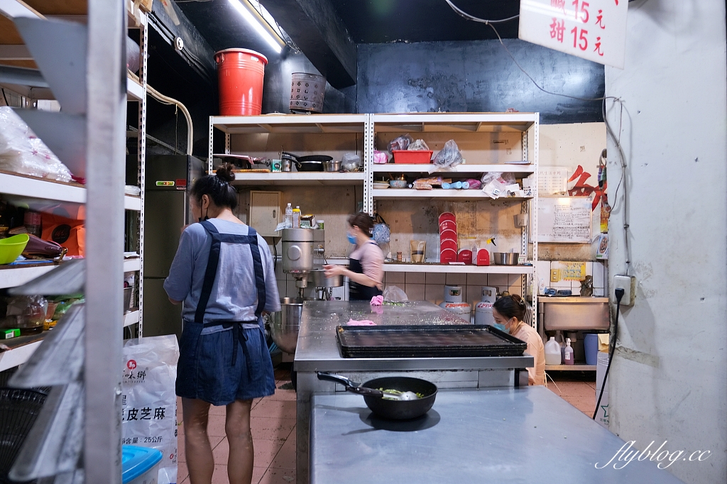 台北萬華｜萬大蟹殼黃．晚來吃不到，一個15元的美味，萬華20年老店 @飛天璇的口袋