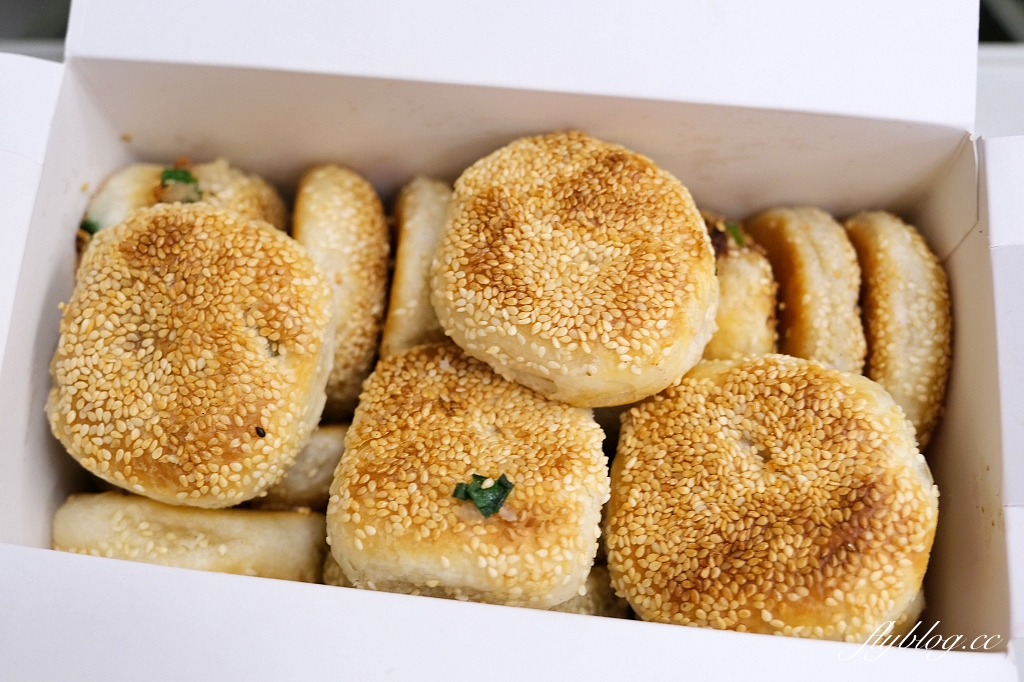 台北萬華｜萬大蟹殼黃．晚來吃不到，一個15元的美味，萬華20年老店 @飛天璇的口袋