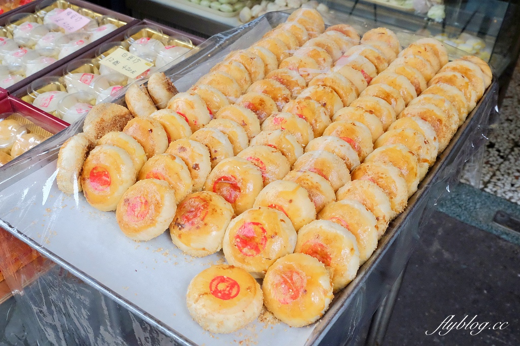 南投埔里｜惠豐麵包店．15公分巨大版馬卡龍，IG必拍彩色馬卡龍牆 @飛天璇的口袋