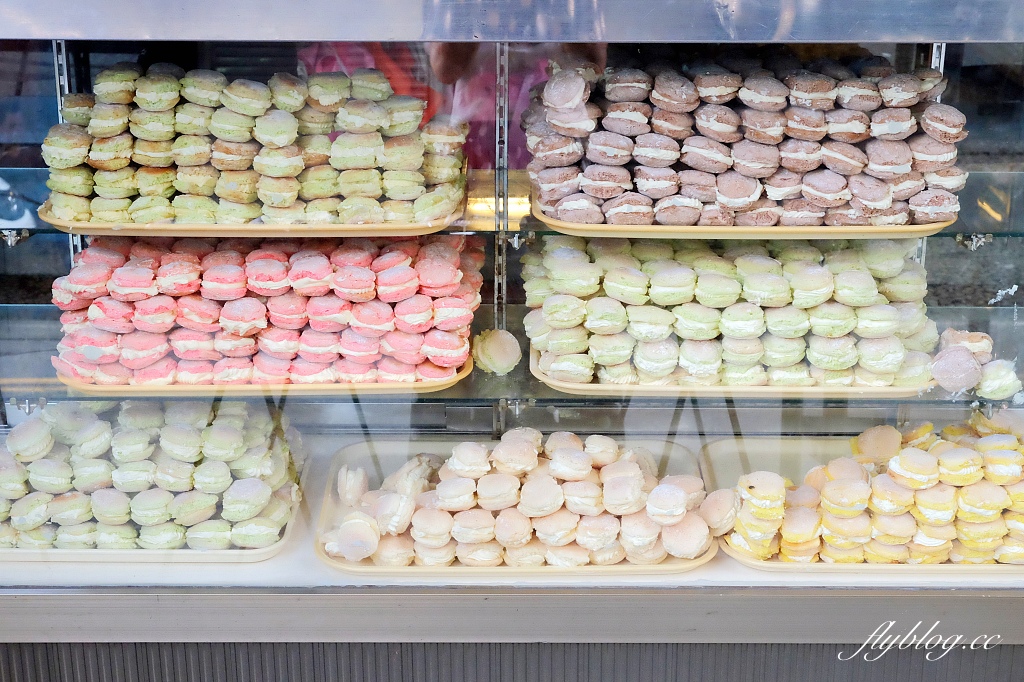 南投埔里｜惠豐麵包店．15公分巨大版馬卡龍，IG必拍彩色馬卡龍牆 @飛天璇的口袋