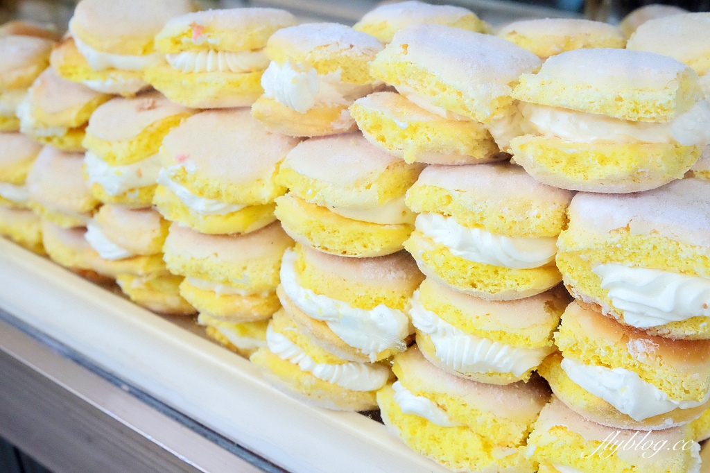 南投埔里｜惠豐麵包店．15公分巨大版馬卡龍，IG必拍彩色馬卡龍牆 @飛天璇的口袋