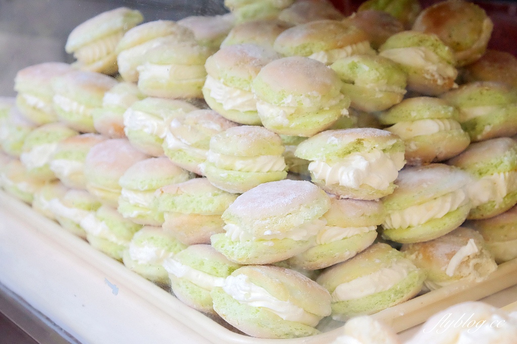 南投埔里｜惠豐麵包店．15公分巨大版馬卡龍，IG必拍彩色馬卡龍牆 @飛天璇的口袋