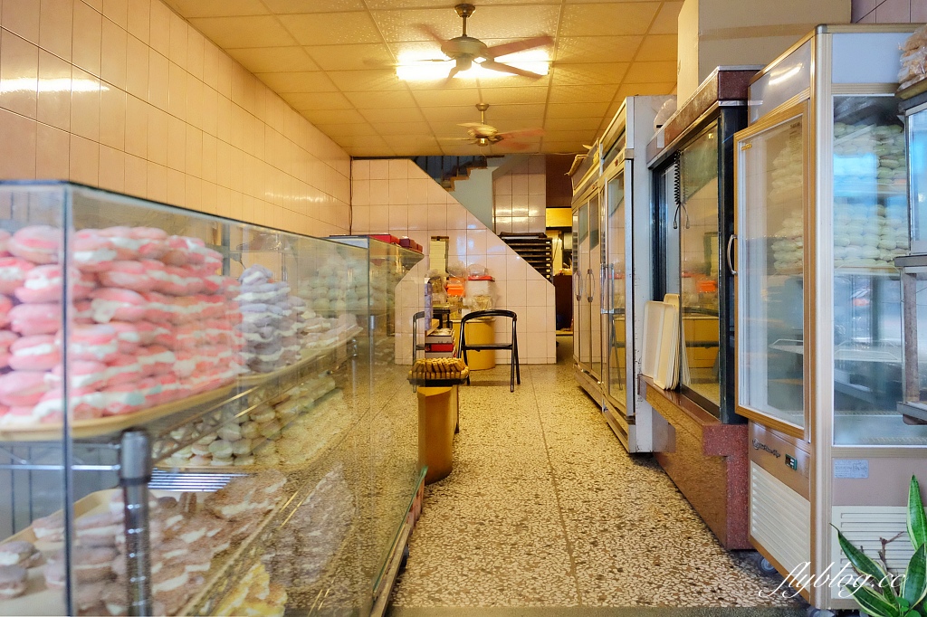 南投埔里｜惠豐麵包店．15公分巨大版馬卡龍，IG必拍彩色馬卡龍牆 @飛天璇的口袋