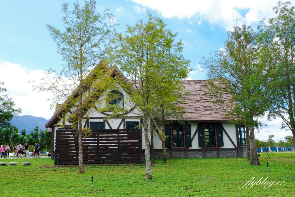 花蓮壽豐｜星巴克花蓮理想門市．宛如歐洲童話村，坐擁整面浪漫湖景 @飛天璇的口袋