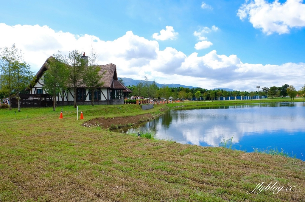 花蓮壽豐｜星巴克花蓮理想門市．宛如歐洲童話村，坐擁整面浪漫湖景 @飛天璇的口袋