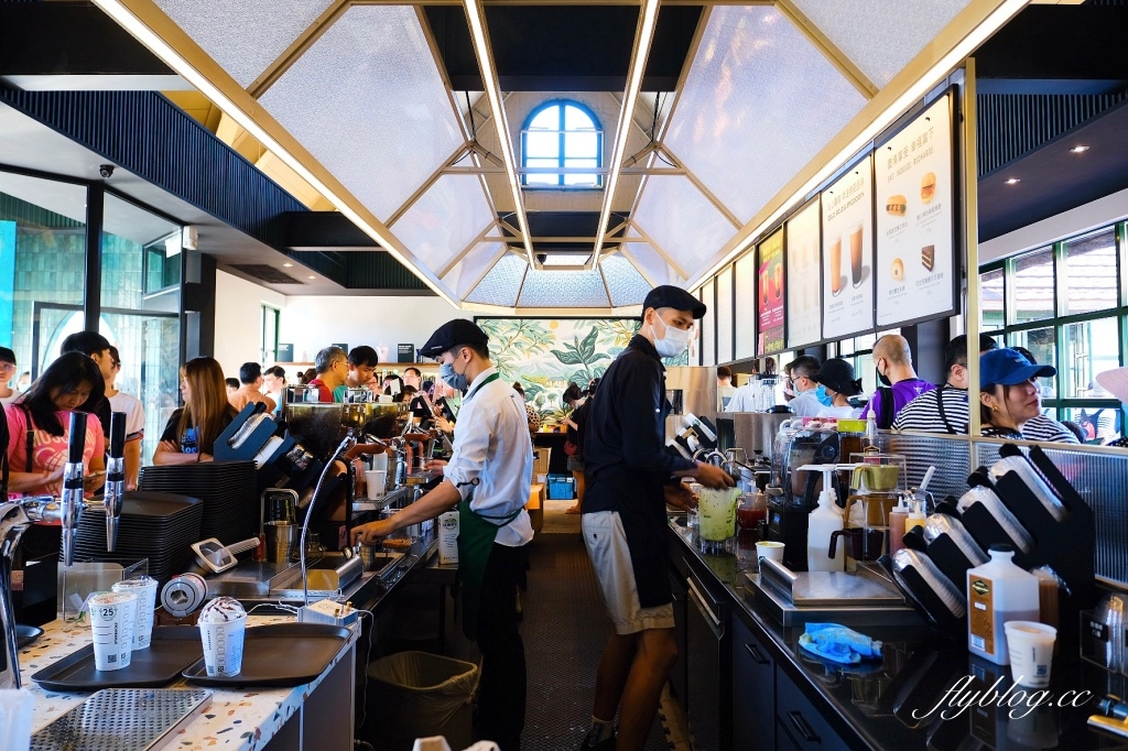 花蓮壽豐｜星巴克花蓮理想門市．宛如歐洲童話村，坐擁整面浪漫湖景 @飛天璇的口袋
