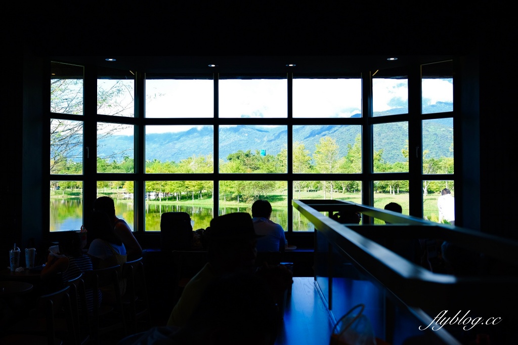 花蓮壽豐｜星巴克花蓮理想門市．宛如歐洲童話村，坐擁整面浪漫湖景 @飛天璇的口袋