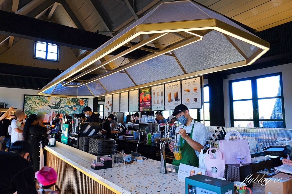 花蓮壽豐｜星巴克花蓮理想門市．宛如歐洲童話村，坐擁整面浪漫湖景 @飛天璇的口袋