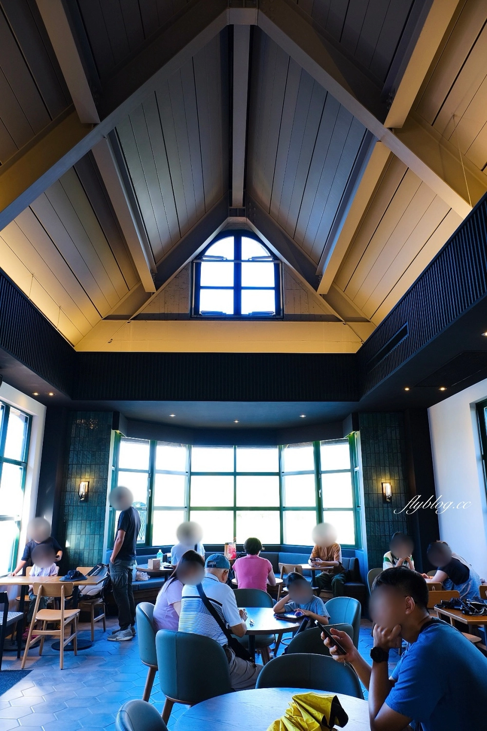 花蓮壽豐｜星巴克花蓮理想門市．宛如歐洲童話村，坐擁整面浪漫湖景 @飛天璇的口袋