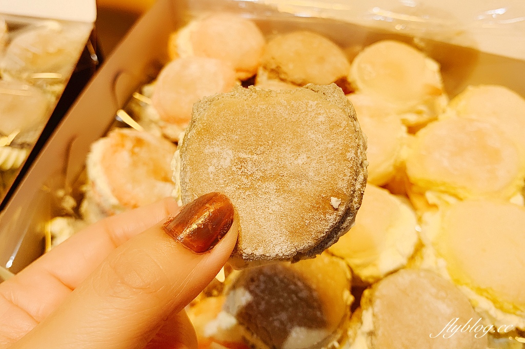 南投埔里｜惠豐麵包店．15公分巨大版馬卡龍，IG必拍彩色馬卡龍牆 @飛天璇的口袋