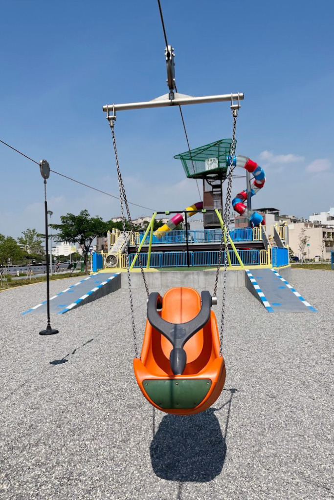 台南南區｜健康綠洲公園．充滿沖繩風情，3層樓高旋轉式溜滑梯，24公尺雙軌滑索 @飛天璇的口袋