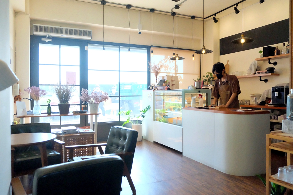 台中梧棲｜此時甜點店．一個禮拜只營業四天，手作千層蛋糕．每天供應不同的口味 @飛天璇的口袋