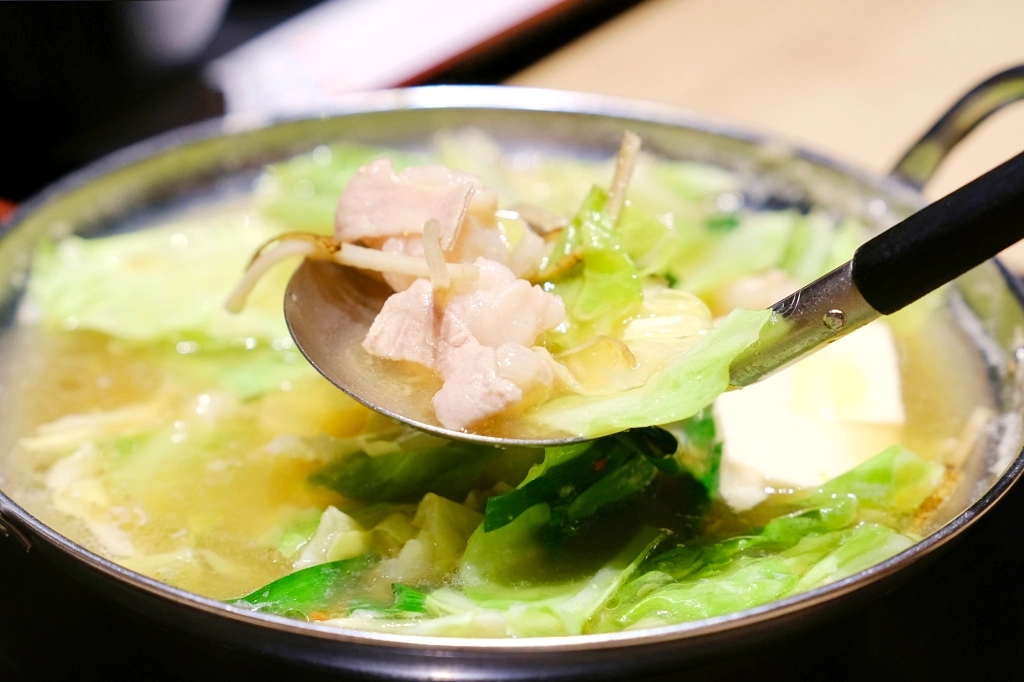 日本福岡｜大山牛腸鍋 KITTE博多店 もつ鍋 おおやま．博多必吃牛腸鍋，JR博多車站步行3分鐘 @飛天璇的口袋