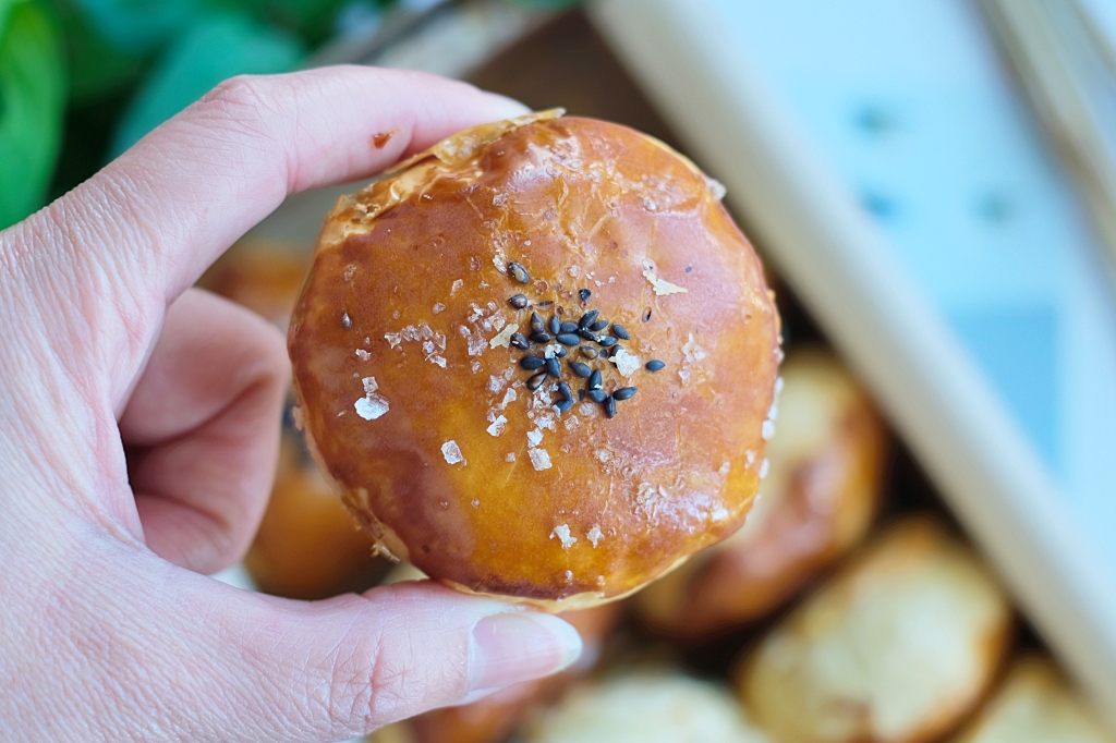 台中西區｜Mr.啃．秒殺式的搶購聖品，台中超人氣甜燒餅 @飛天璇的口袋