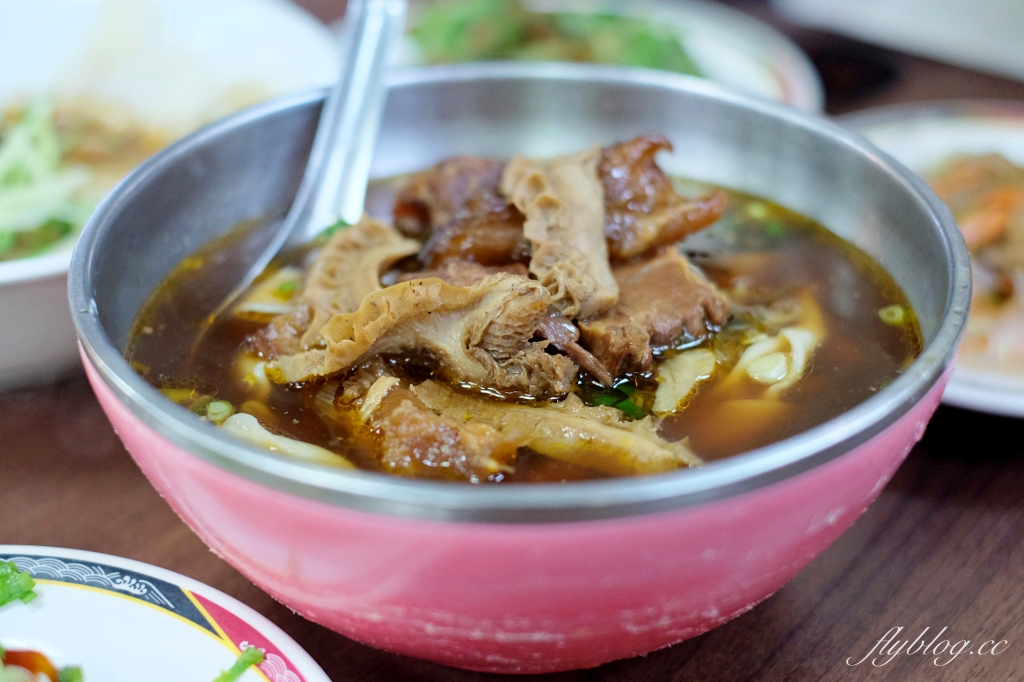 台北萬華｜老山東牛肉麵．西門町萬年大樓地下室，米其林必比登牛肉麵 @飛天璇的口袋