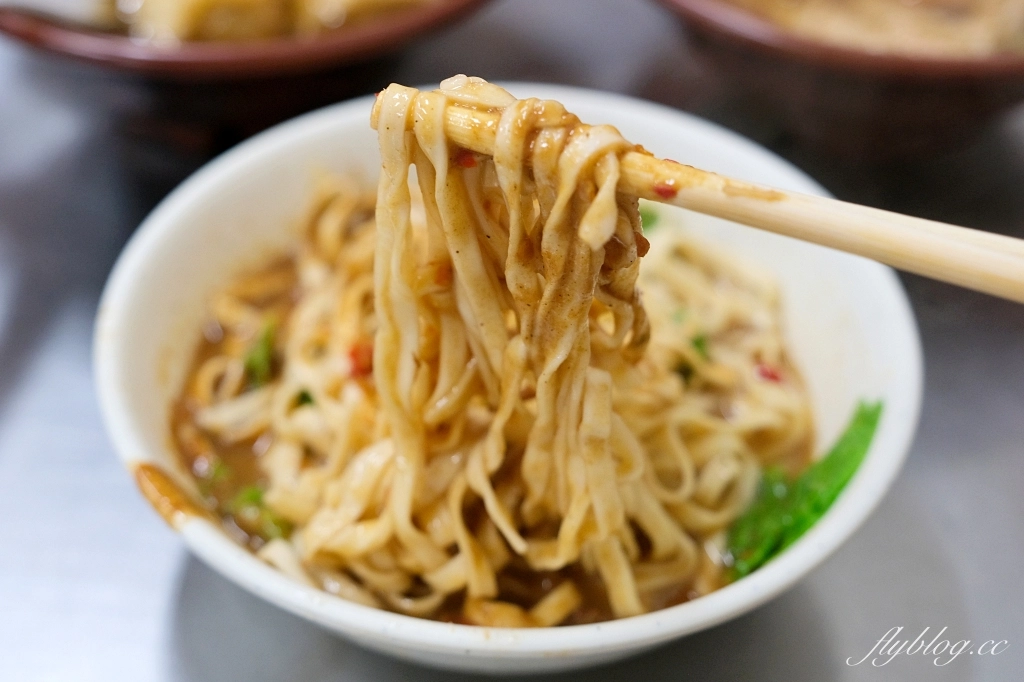 台中中區｜柳川素食麵．搬家了！第二市場人氣素食麵，太晚來東西就賣光了 @飛天璇的口袋