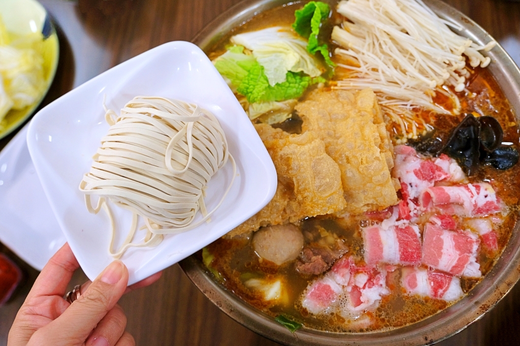 台中豐原｜老余牛家莊．後龍超人氣牛肉鍋進駐豐原，闆娘親自展店100%好味道 @飛天璇的口袋