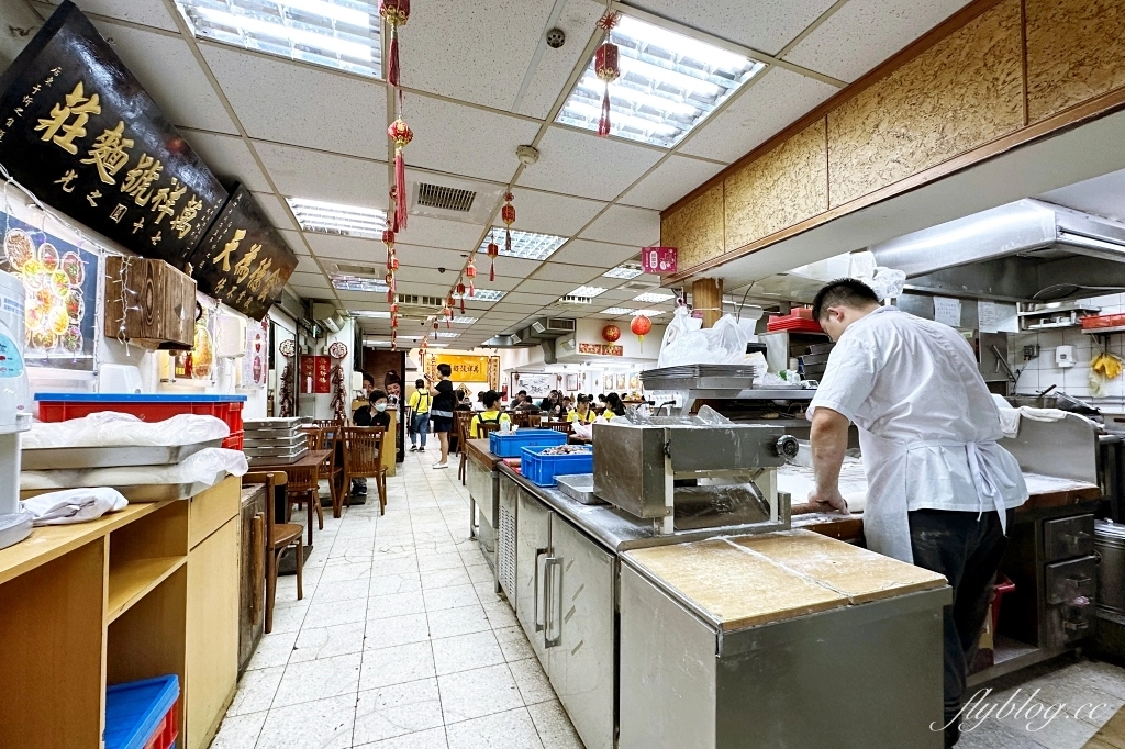 台北萬華｜老山東牛肉麵．西門町萬年大樓地下室，米其林必比登牛肉麵 @飛天璇的口袋