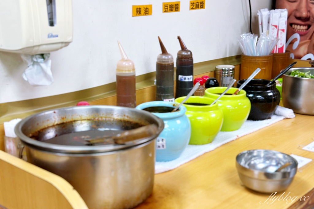 台北萬華｜老山東牛肉麵．西門町萬年大樓地下室，米其林必比登牛肉麵 @飛天璇的口袋