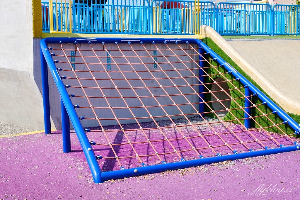 台南南區｜健康綠洲公園．充滿沖繩風情，3層樓高旋轉式溜滑梯，24公尺雙軌滑索 @飛天璇的口袋