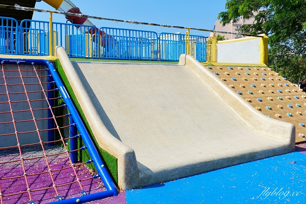 台南南區｜健康綠洲公園．充滿沖繩風情，3層樓高旋轉式溜滑梯，24公尺雙軌滑索 @飛天璇的口袋