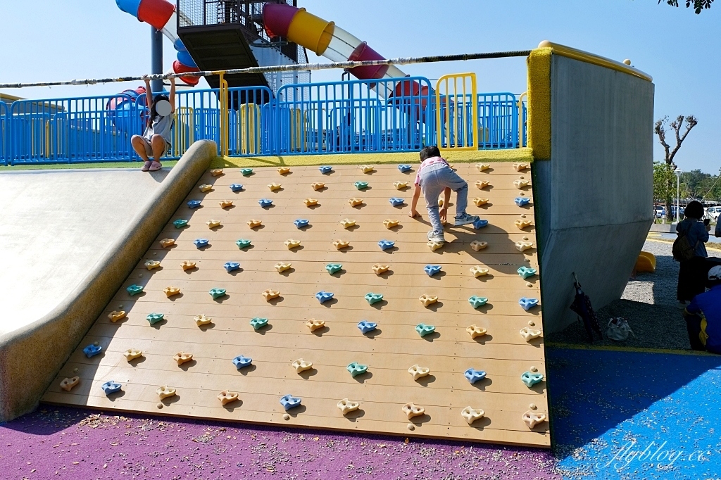 台南南區｜健康綠洲公園．充滿沖繩風情，3層樓高旋轉式溜滑梯，24公尺雙軌滑索 @飛天璇的口袋