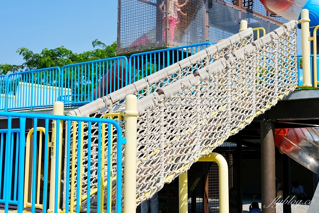台南南區｜健康綠洲公園．充滿沖繩風情，3層樓高旋轉式溜滑梯，24公尺雙軌滑索 @飛天璇的口袋