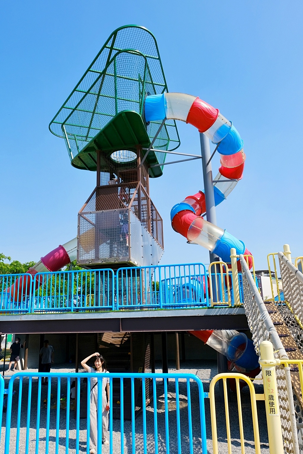 台南南區｜健康綠洲公園．充滿沖繩風情，3層樓高旋轉式溜滑梯，24公尺雙軌滑索 @飛天璇的口袋