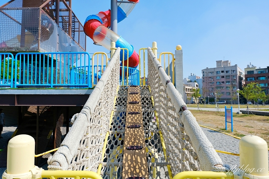 台南南區｜健康綠洲公園．充滿沖繩風情，3層樓高旋轉式溜滑梯，24公尺雙軌滑索 @飛天璇的口袋
