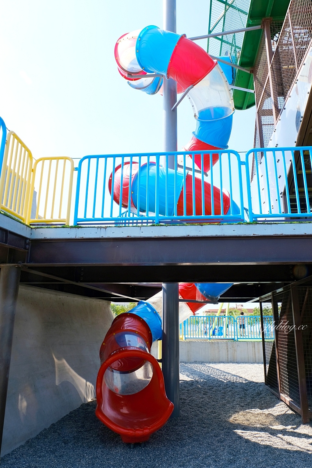 台南南區｜健康綠洲公園．充滿沖繩風情，3層樓高旋轉式溜滑梯，24公尺雙軌滑索 @飛天璇的口袋