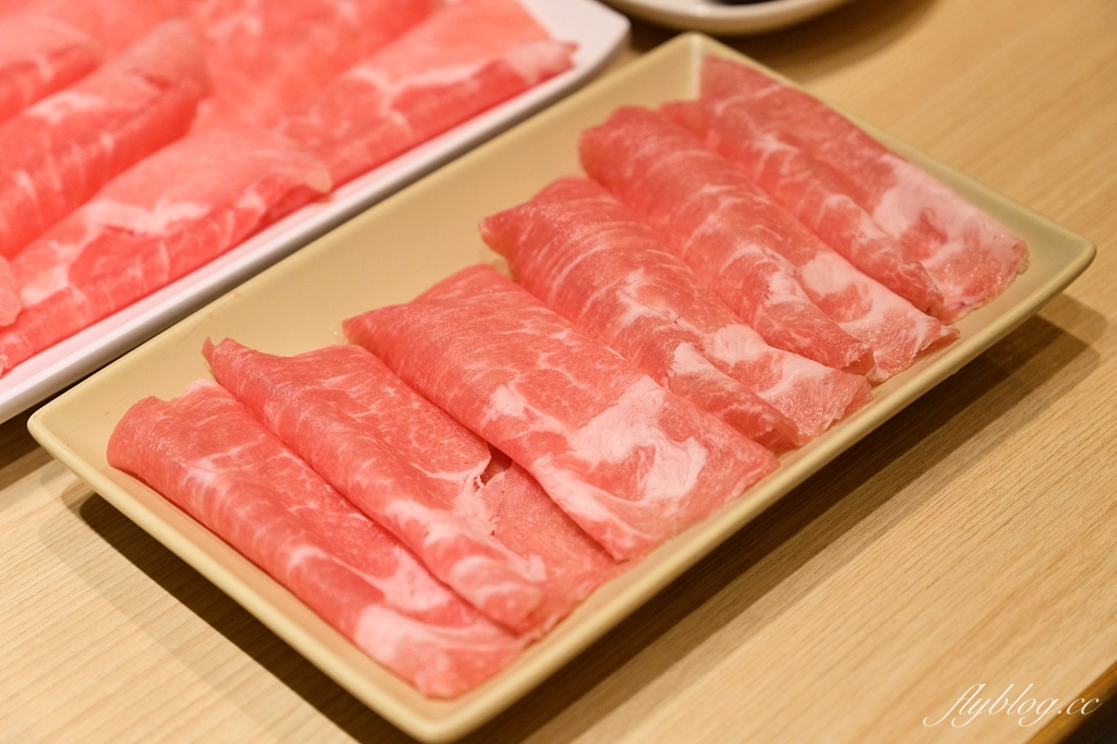 台中北屯｜石二鍋．網友推薦平價火鍋天花板，新湯底蒜香胡椒鍋上市了 @飛天璇的口袋