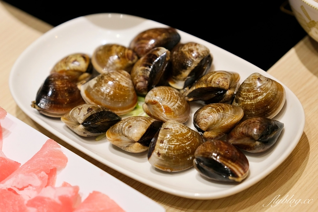 台中北屯｜石二鍋．網友推薦平價火鍋天花板，新湯底蒜香胡椒鍋上市了 @飛天璇的口袋