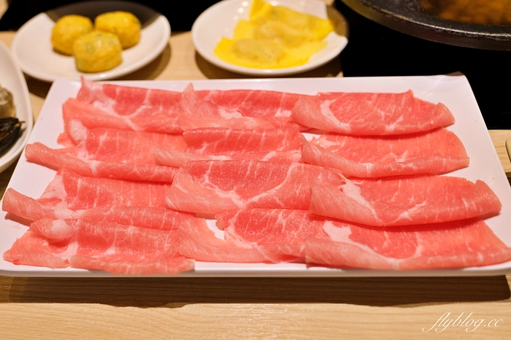 台中北屯｜石二鍋．網友推薦平價火鍋天花板，新湯底蒜香胡椒鍋上市了 @飛天璇的口袋