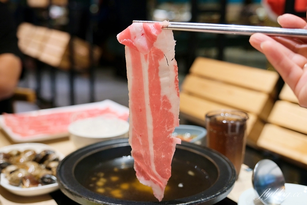 台中北屯｜石二鍋．網友推薦平價火鍋天花板，新湯底蒜香胡椒鍋上市了 @飛天璇的口袋