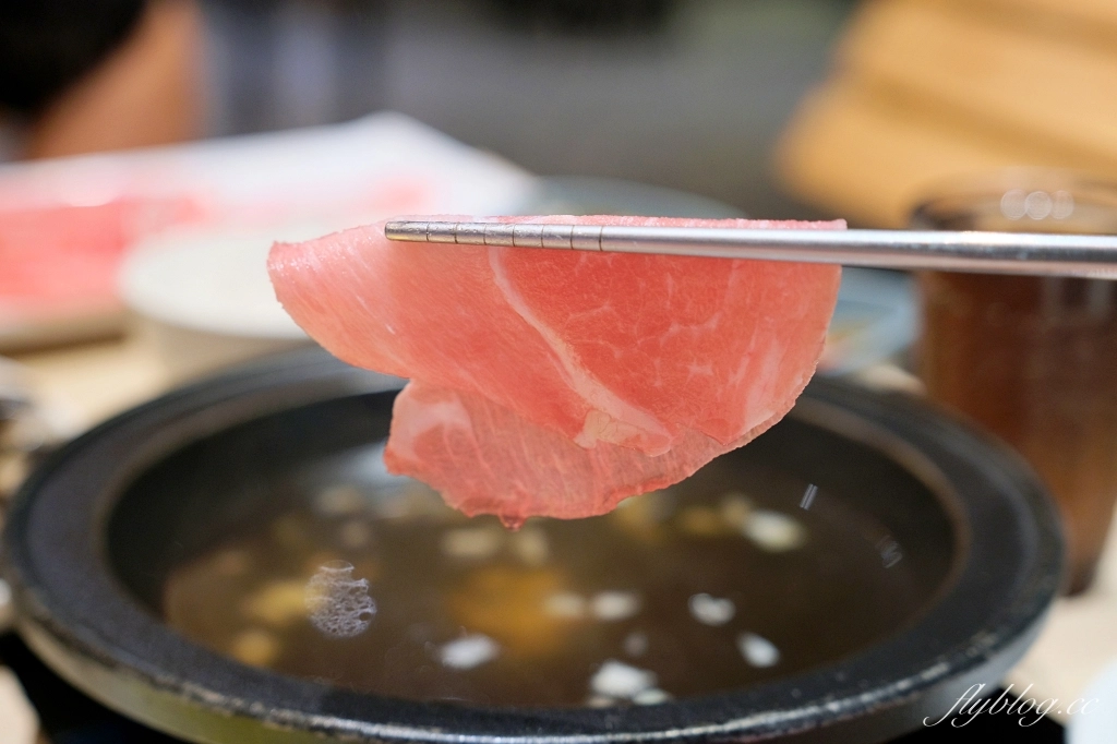 台中北屯｜石二鍋．網友推薦平價火鍋天花板，新湯底蒜香胡椒鍋上市了 @飛天璇的口袋