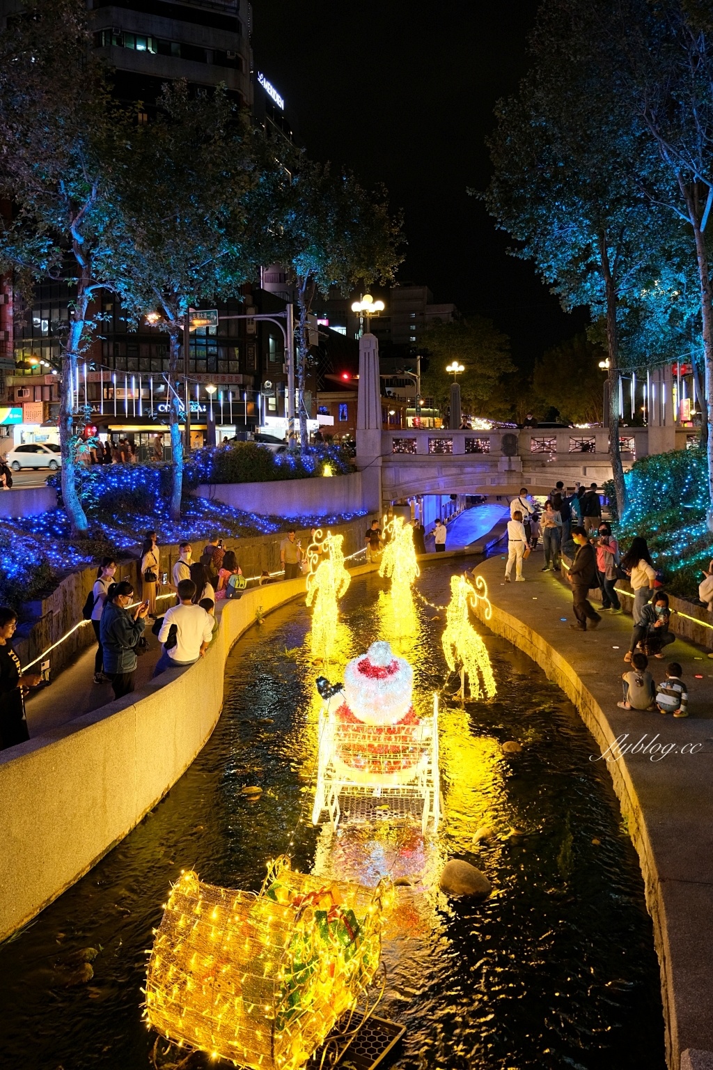 台中旅遊｜2023新盛綠川水岸廊道．台中耶誕嘉年華，可愛的聖誕老公公拉雪橇 @飛天璇的口袋