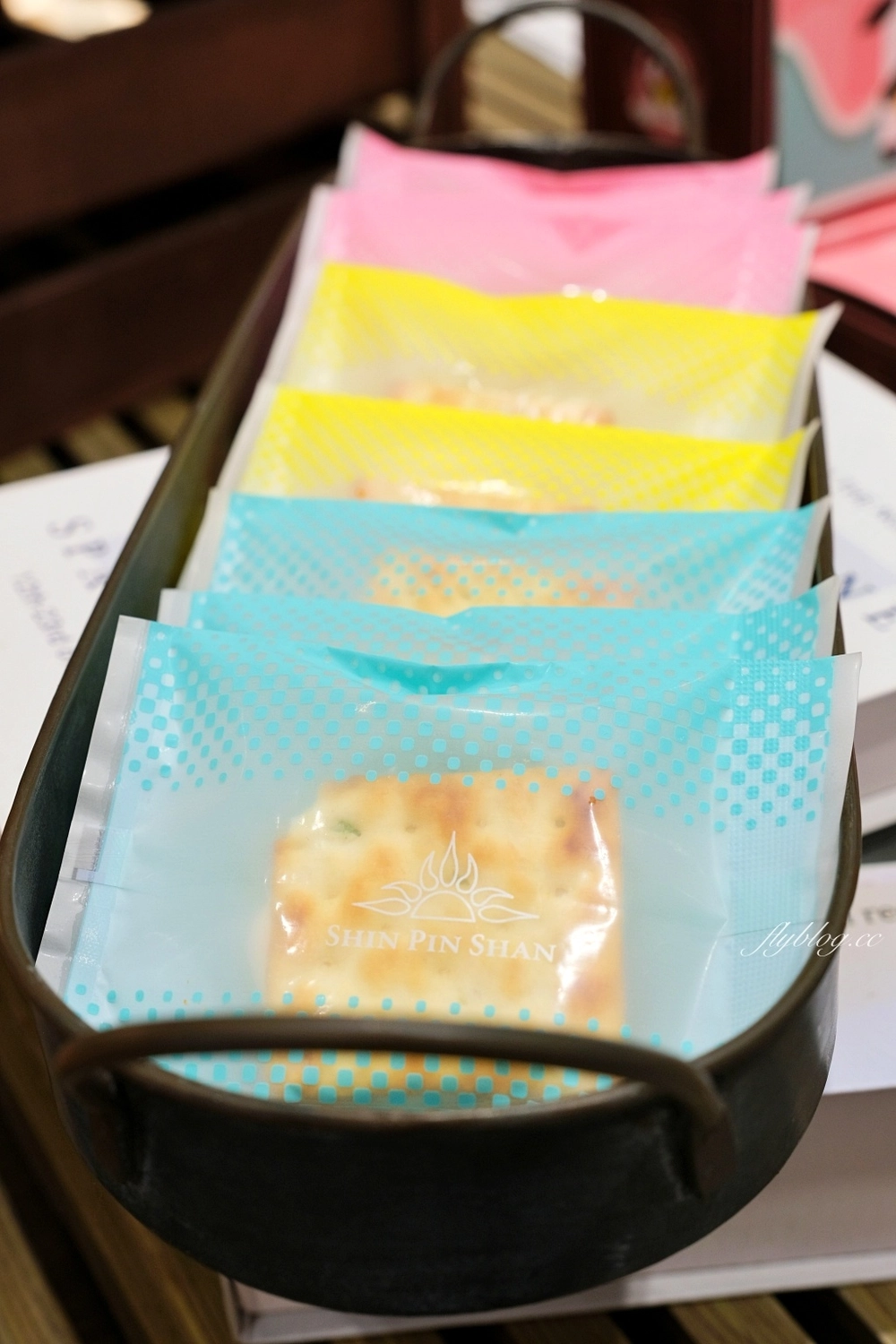 台中西區｜馨品鄉．台中十大伴手禮推薦，夏威夷果牛軋糖創始店 @飛天璇的口袋