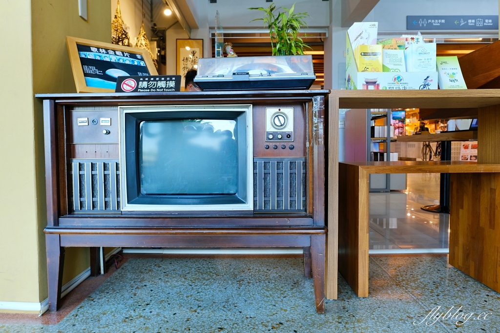 台南南區｜黑橋牌香腸博物館．巨型香腸觀光工廠，復刻台南傳統街道市場 @飛天璇的口袋